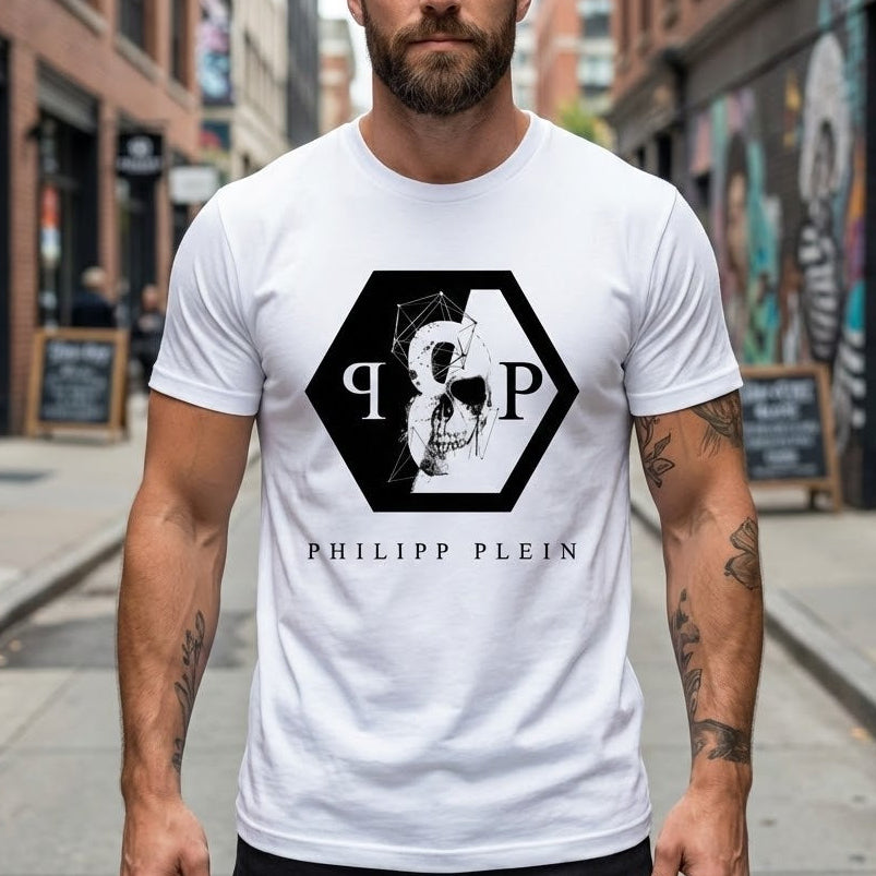Мъж с бяла тениска Philipp Plein с графичен принт на череп в черен шестоъгълник и лого PP.