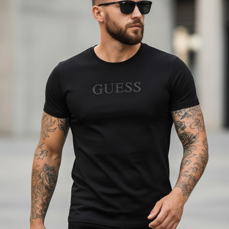 Черна тениска Guess с черно лого върху мъж със слънчеви очила