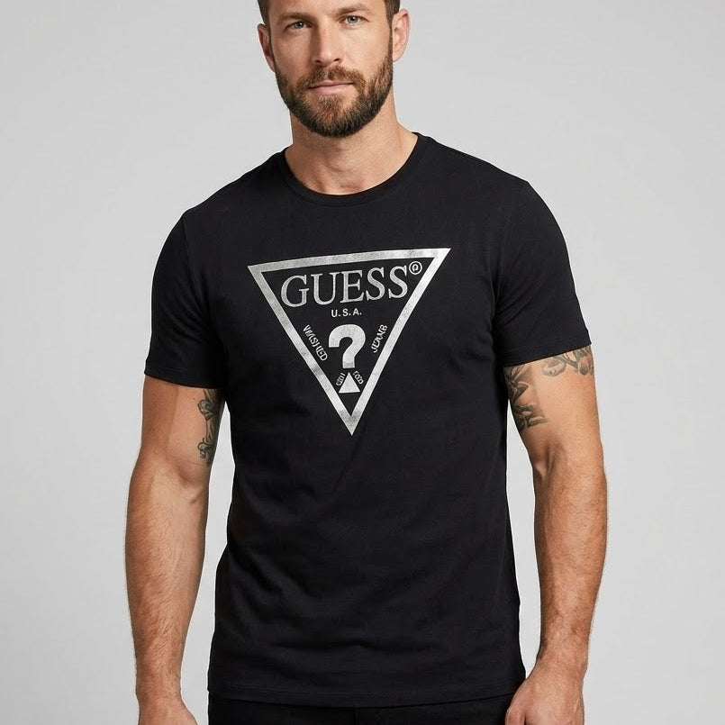 Мъжка черна тениска Guess със сребристо триъгълно лого на гърдите