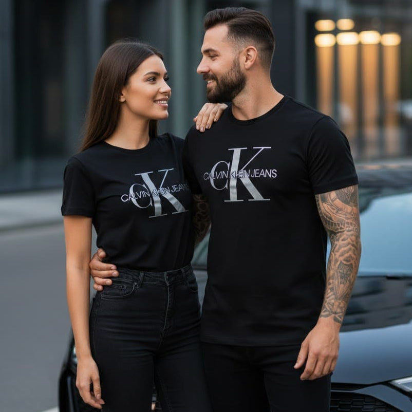 Мъж и жена до луксозен автомобил с черни тениски Calvin Klein Jeans