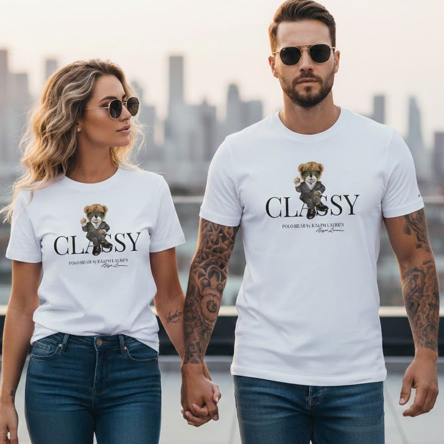 Двойка на панорамен покрив с бели тениски Ralph Lauren и мечето Polo Bear