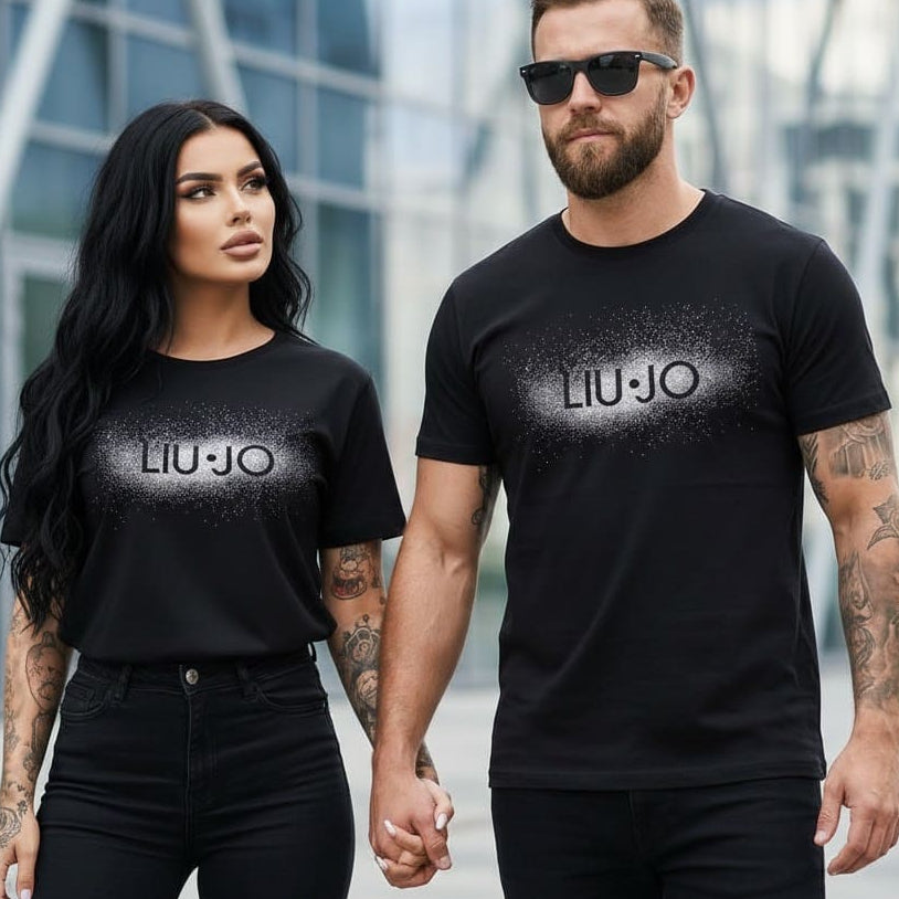 Мъж и жена с еднакви черни тениски Liu Jo с ефект на искрящо лого в градска среда
