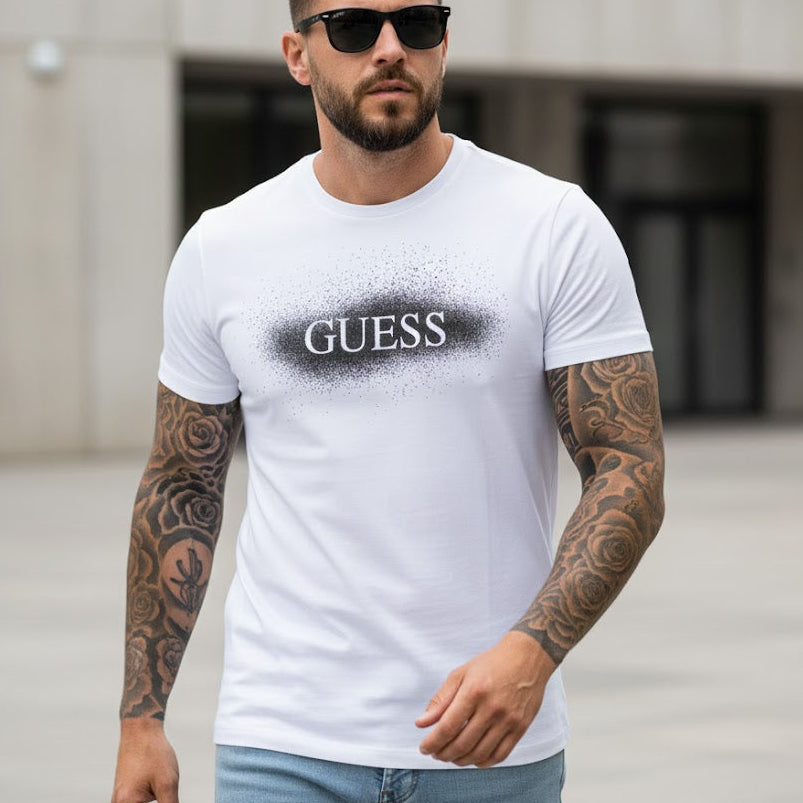 Бяла мъжка тениска Guess с черен надпис и графичен ефект на разпръсната боя