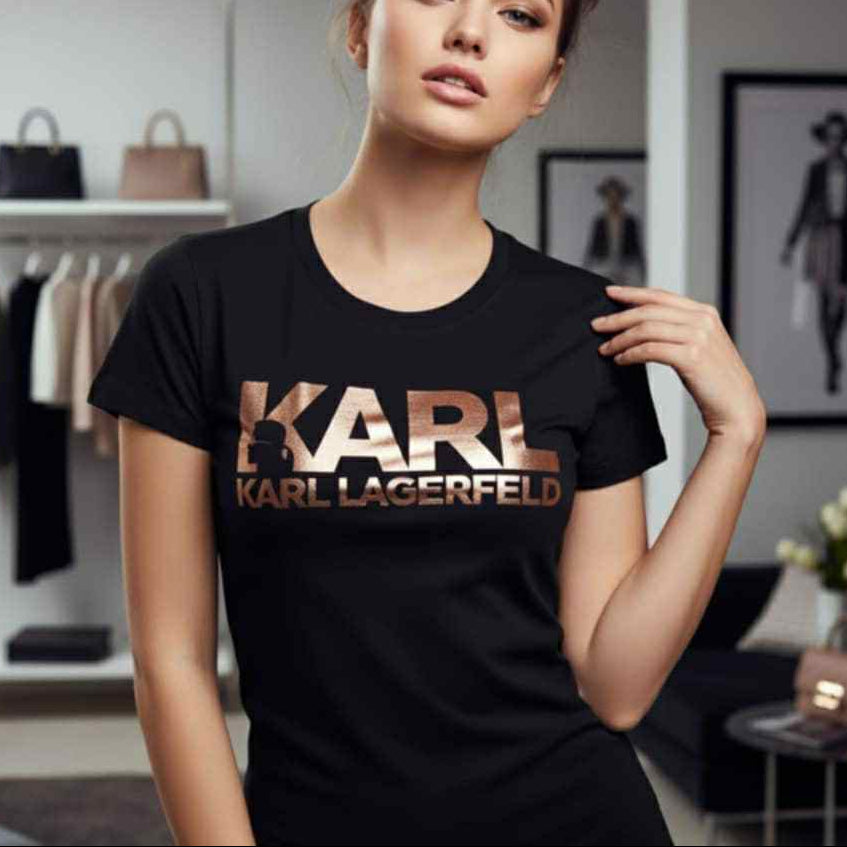 Дамска черна тениска Karl Lagerfeld с голям надпис KARL в металик цвят розово злато, носена от модел от Fashionvibe, 100% памук. Размер от XS до 3XL