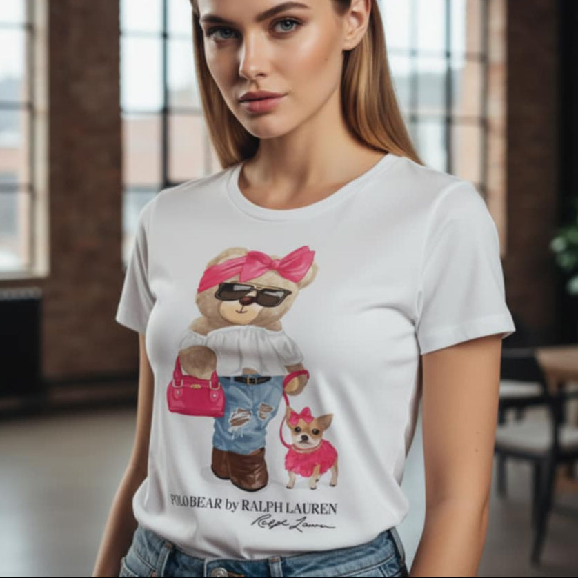 Дамска бяла тениска Ralph Lauren Polo Bear с къс ръкав и принт на модно облечено мече с розова панделка и чанта.